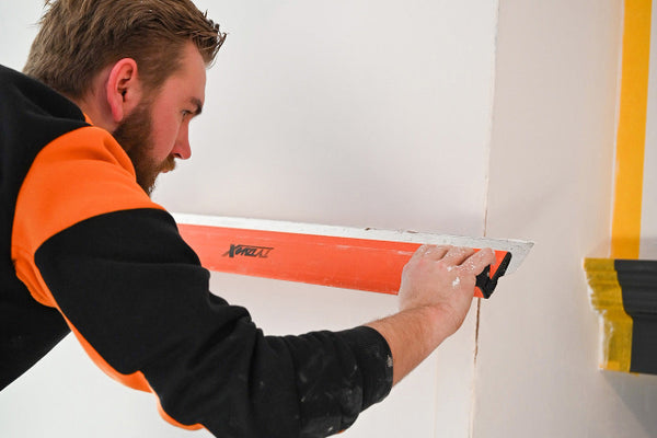 Wand selbst verputzen? Mach deine Wand in 10 einfachen Schritten glatt